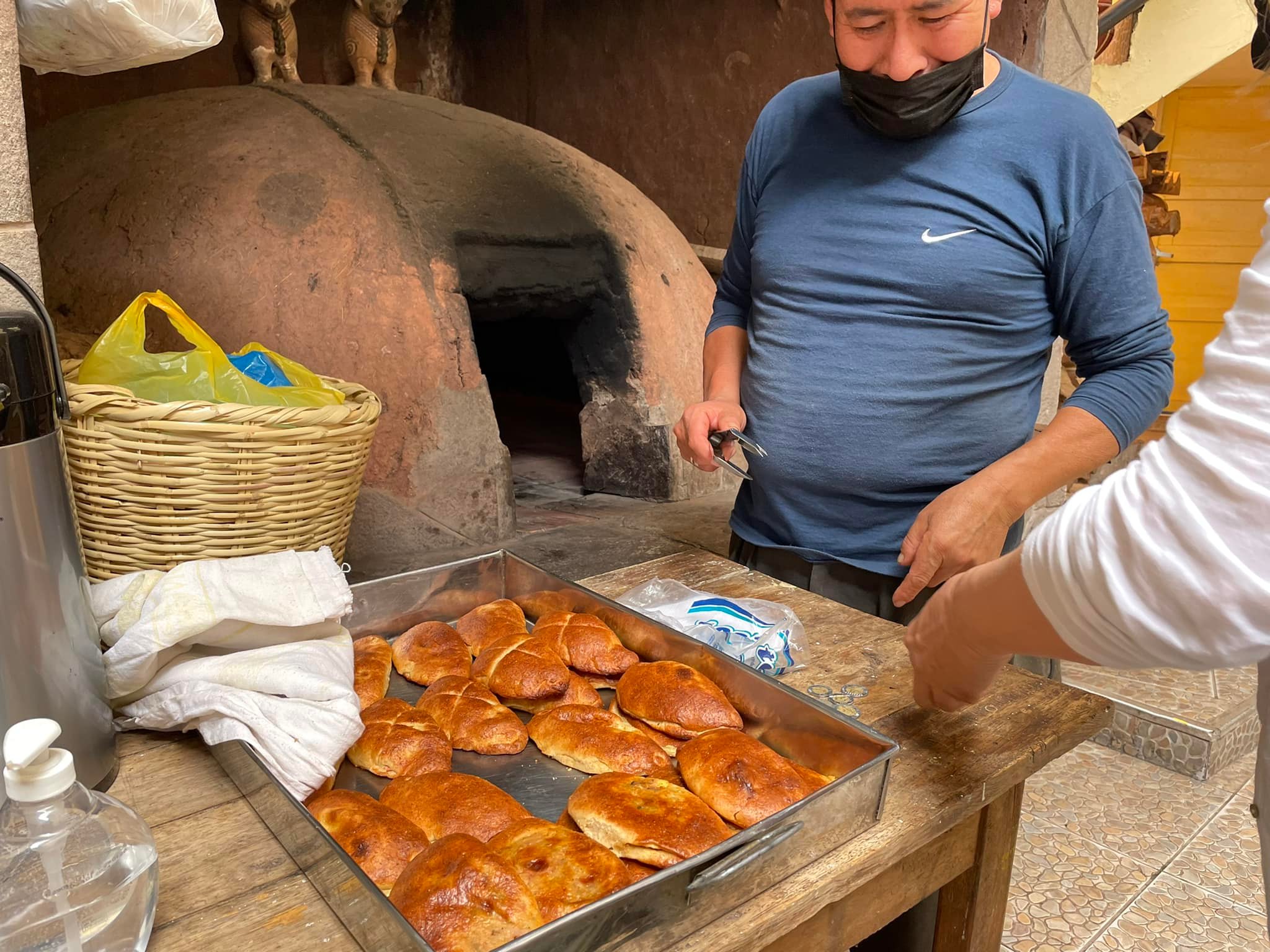 Pictures of Peru 3/4: Image a Peruvian man in front of a tray of empanadas